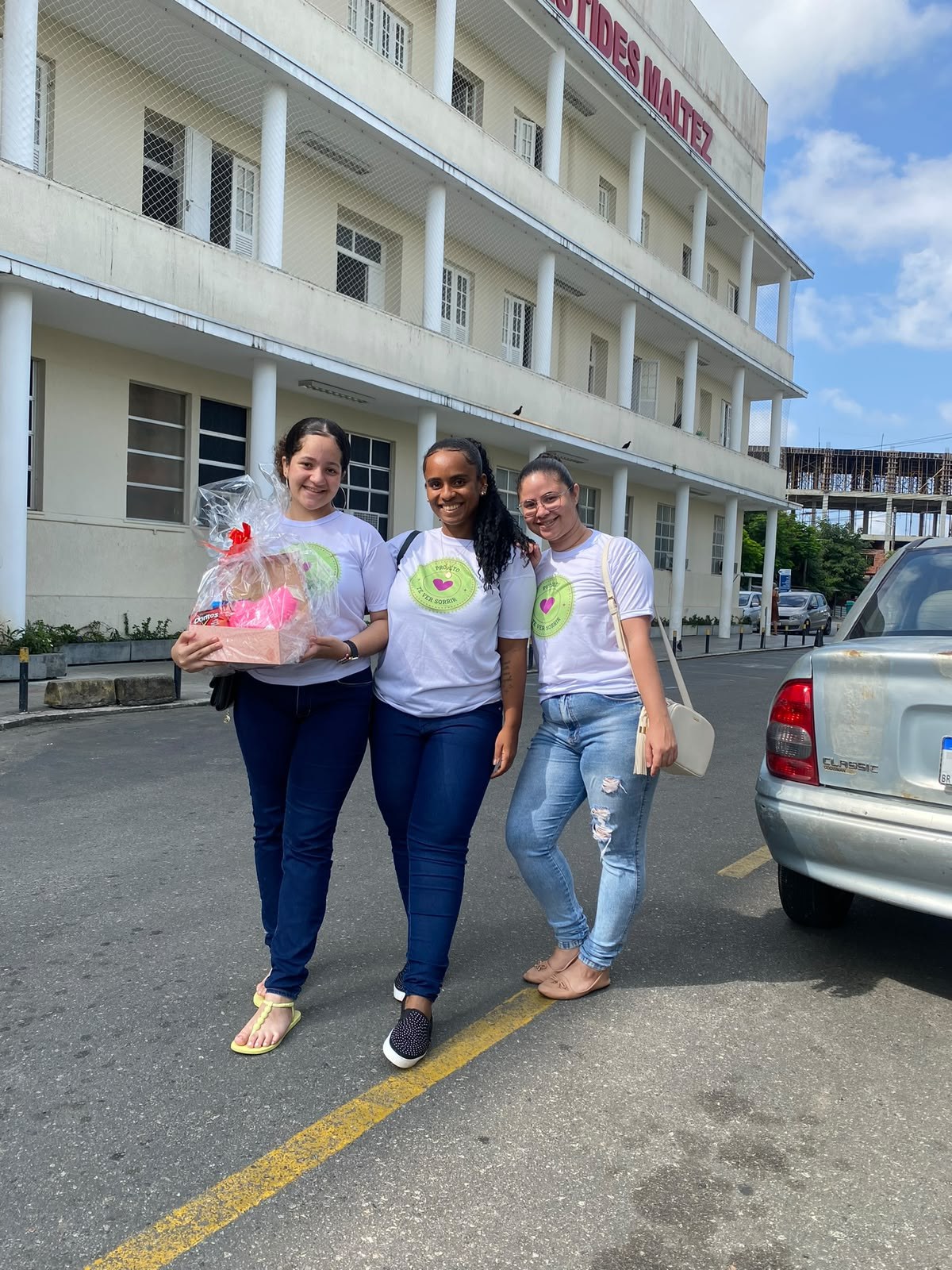 Três voluntárias durante uma visita institucional