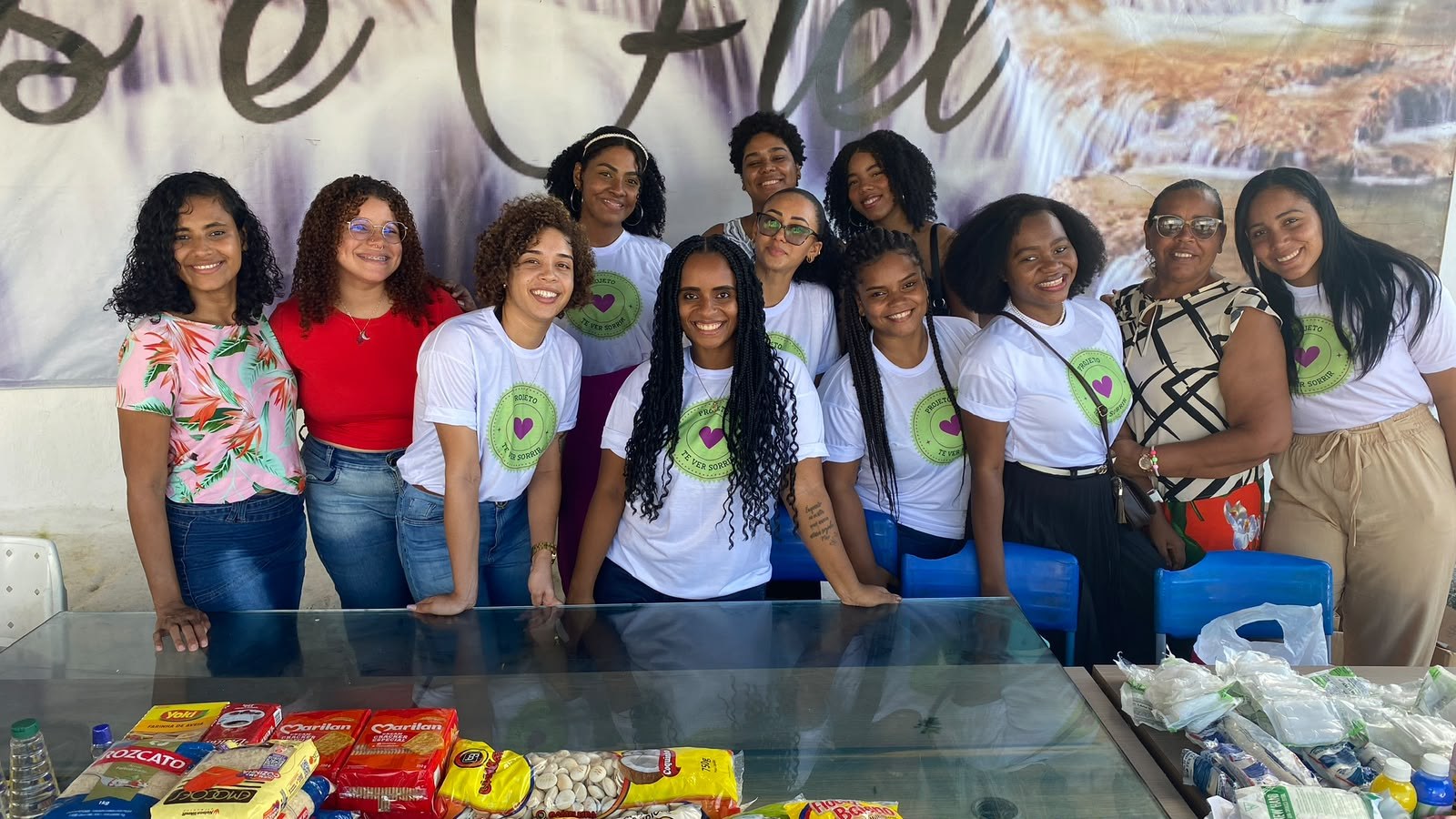 Voluntárias reunidas com doações