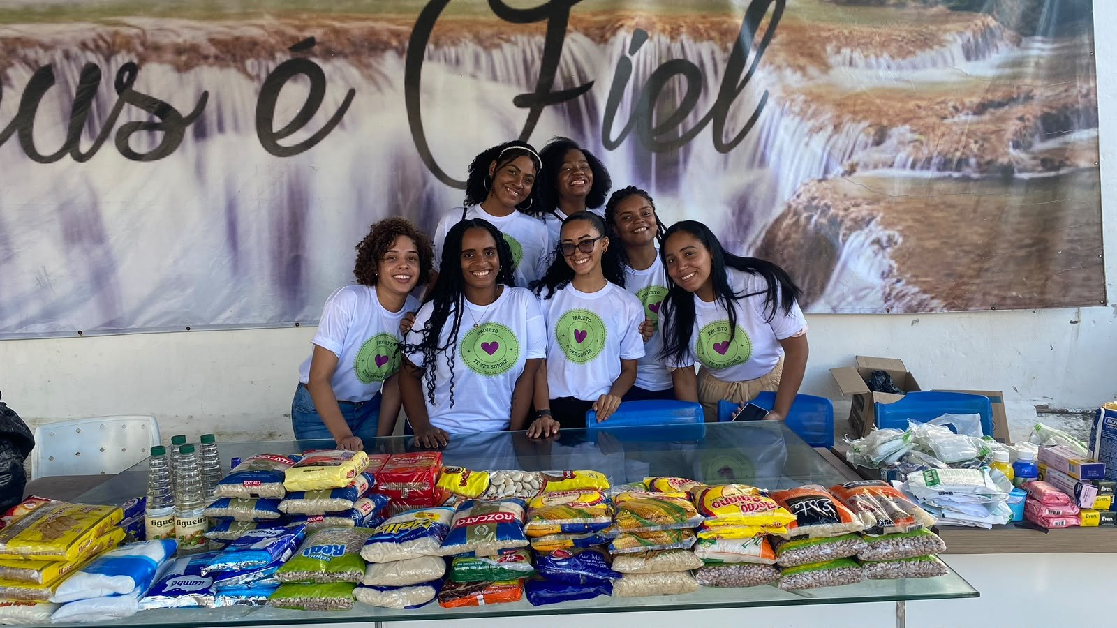 Alimentos e itens essenciais reunidos pelos voluntários
